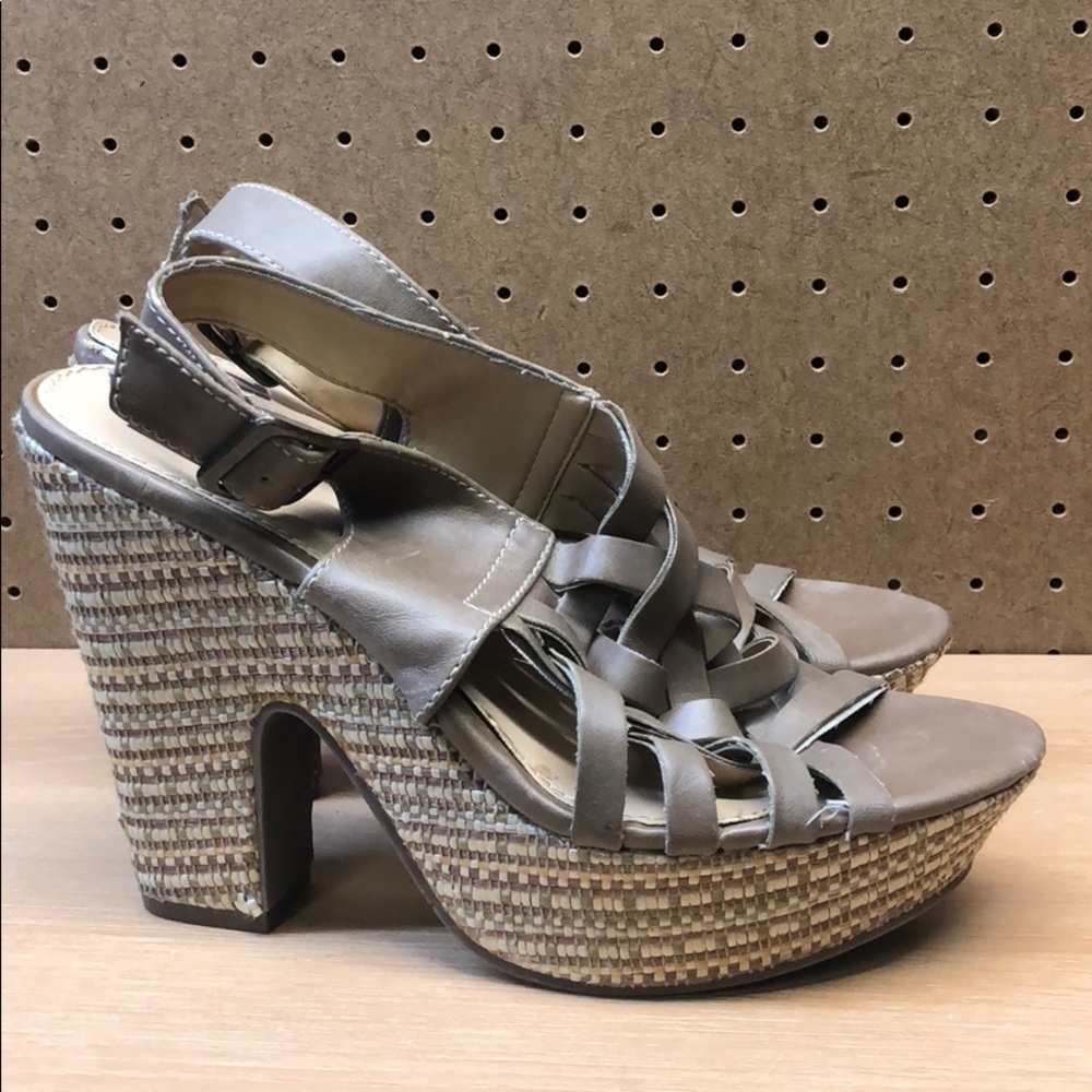 R2 Bernadette Women’s Sandal Heels sz 9.5